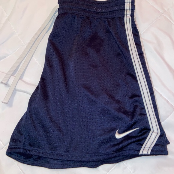woman’s nike athletic shorts - Picture 2 of 5